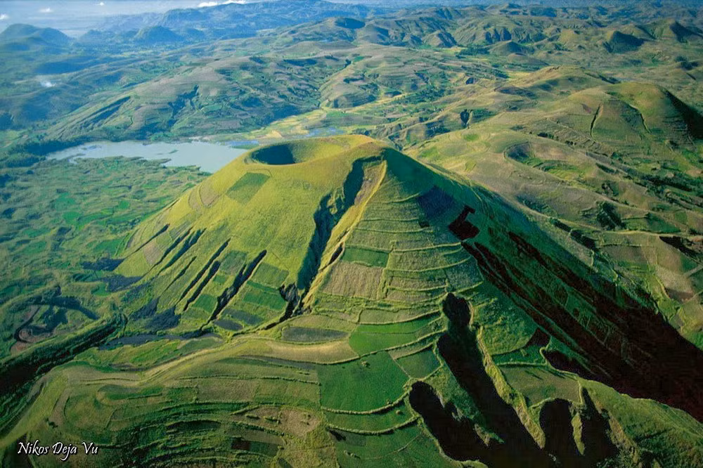 Những vệt xói mòn trên sườn một ngọn núi lửa gần Ankisabe, Madagascar.