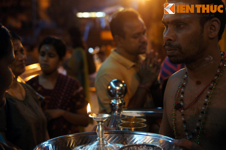 Mãi đến thế kỷ 20, trong khi tìm kiếm nơi để làm đền thờ các vị thần, những công nhân Ấn Độ ở Malaysia mới phát hiện ra Batu. Sự phát hiện này được xem như là tín hiệu các vị thần đã chọn nơi này làm nơi ngự trị.