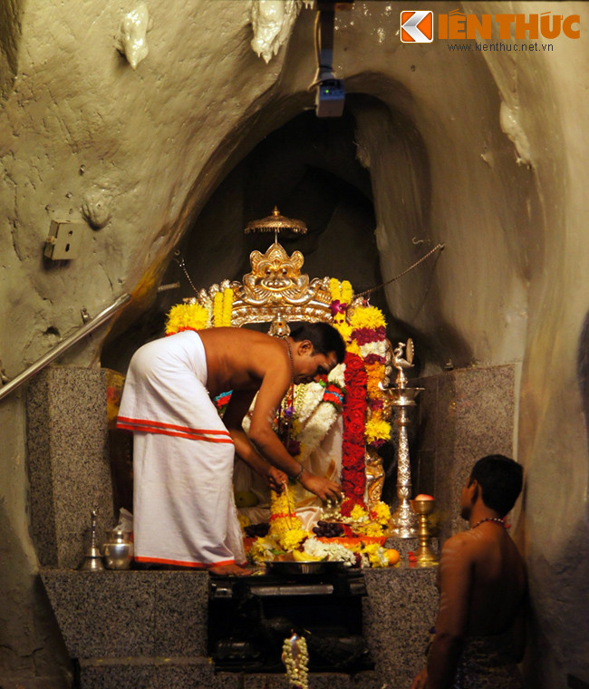 Ngước dòng lịch sử, động Batu là một động đá vôi được thương nhân người Ấn tên là Thambusami tìm ra vào thế kỷ 19. Trong một thời gian dài động đã bị lãng quên trong những cánh rừng già.