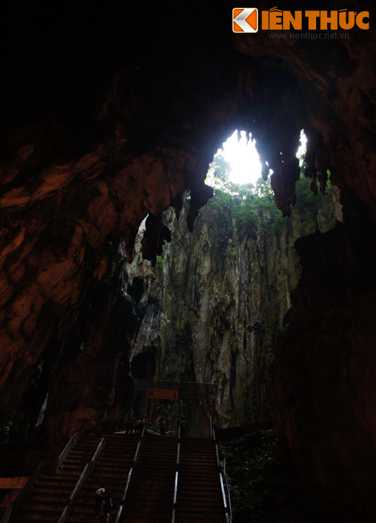Lòng hang rộng rãi thoáng đãng có thể chứa hàng ngàn du khách.