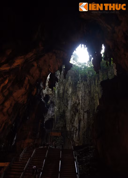 Lòng hang rộng rãi thoáng đãng có thể chứa hàng ngàn du khách.