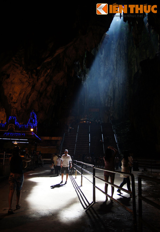 Động Batu cũng là một trong những thắng cảnh quan trọng nhất của Malaysia, thu hút hàng triệu lượt du khách đến tham quan mỗi năm. Và trong mùa AFF Cup năm nay, địa danh này cũng hứa hẹn sẽ thu hút lượng lớn du khách tới tham quan chiêm ngưỡng.