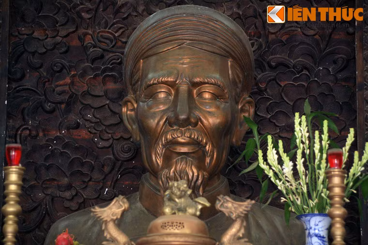 Nguyễn Đình Chiểu (1822-1888), tục gọi là Đồ Chiểu (khi dạy học), tự Mạnh Trạch, hiệu Trọng Phủ, Hối Trai (sau khi bị mù), là nhà thơ lớn nhất của miền Nam Việt Nam trong nửa cuối thế kỷ 19.