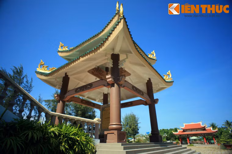 Đây là một quần thế kiến trúc bề thế tọa lạc trong khuôn viên có diện tích hơn 1,5ha, được trùng tu vào năm 2000, gồm cả khu lăng mộ cũ được xây dựng vào năm 1972.