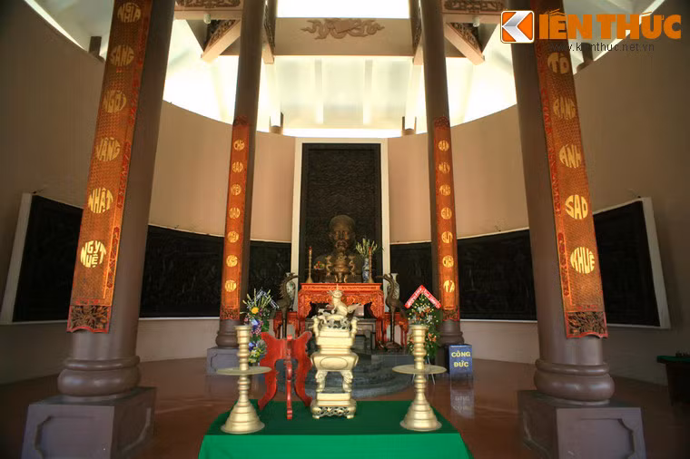 Sừng sững trong chính điện là những cột trụ màu nâu đất, ở giữa có tượng bán thân của nhà thơ yêu nước Nguyễn Đình Chiểu, hai bên cột có chạm khắc hai câu thơ bất hủ của cụ Đồ: “Chở bao nhiêu đạo thuyền không khẳm/ Đâm mấy thằng gian bút chẳng tà”.