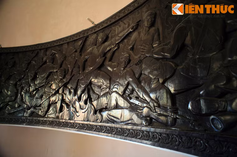 Nguyễn Đình Chiểu cũng là một nhà thơ có tinh thần yêu nước sâu sắc. Tuy không đứng vào hàng ngũ cầm khí giới, nhưng ông rất có cảm tình với những người đấu tranh, chia sẻ với họ cái hờn mất nước, lòng căm ghét quân địch và bọn Việt gian...