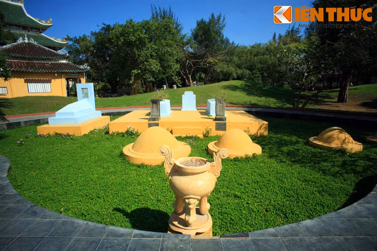 Bên trái nhà tưởng niệm là phần mộ của cụ Đồ với phu nhân. Gần bên đó là nơi yên nghỉ của nữ sĩ Sương Nguyệt Anh, con gái của nhà thơ, bà là một trong những nhà thơ, nhà báo rất nổi tiếng vào đầu thế kỷ trước.