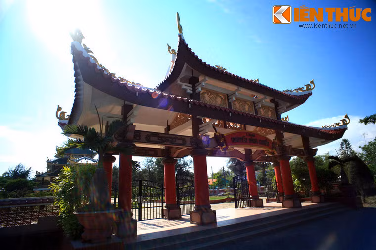 Cổng tam quan khu lăng mộ mang phong cách kiến trúc truyền thống của các đình chùa Việt Nam với hai mái chồng, hình thuyền, lợp ngói âm dương màu đỏ gạch giả cổ, trên nóc và những bao lam, xiên, xà có đắp hoa văn, phù điêu ước lệ với nét dựng chân phương. Cột trụ tam quan to, vững chãi, sơn màu đỏ son.