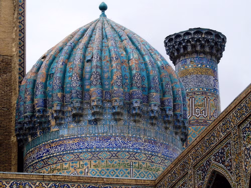 Trong thời kỳ cổ đại, Samarkand trở thành một trọng điểm thương mại với vị trí trung tâm trên con đường tơ lụa giữa Trung Quốc và phương Tây.