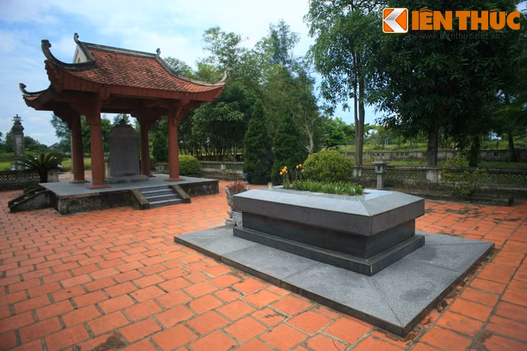 Tương truyền, lần này họ không chọn đất từ trước chọn hai người đi trước bưng yên thư, trên có nhang đèn và một con cò bằng gỗ. Hai người cứ đi mãi, đi mãi khi nào con cò trên yên thư ngã xuống thì đó chính là nơi yên nghỉ của cụ Nguyễn Du. Từ đó mộ phần được táng trên cánh đồng Phốc, thuộc khu vực đồng Cùng giáp ranh giới giữa hai xã Xuân Mỹ và Tiên Điền.