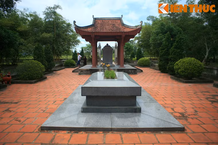 Sau nhiều thập niên, do những biến động của lịch sử và sự tàn phá của thiên nhiên nên khu lăng mộ đã bị xuống cấp. Năm 1965, nhân dịp kỷ niệm 200 năm ngày sinh của Nguyễn Du, Trường THPT Nguyễn Du đã xây mộ cụ thành ba cấp bằng gạch nung và cụ Đặng Thai Mai cùng các học trò đã làm mộ chí tại Hà Nội về đặt trước mộ phần của Người: “Tiên Điền Nguyễn Du tiên sinh chi mộ”.