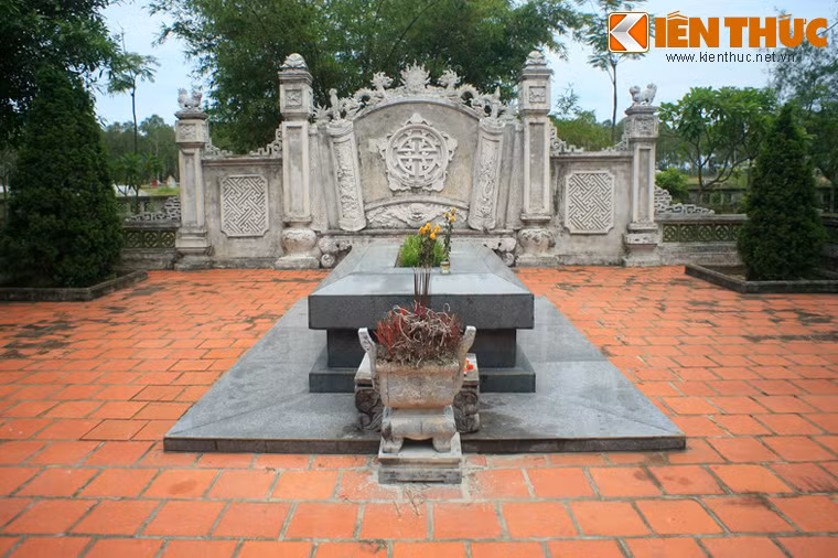 Mùa thu năm 1824, người con thứ của ông là Nguyễn Ngũ vào kinh thành Huế xin triều đình đưa hài cốt của cha về quê nhà và cát táng tại khu vực Cầu Mái gần cạnh vườn ở trước đây là thôn Thuận Mỹ xã Tiên Điền. Tuy nhiên nơi đây hễ mưa là ngập, sợ bất ổn nên con cháu lại di chuyển.