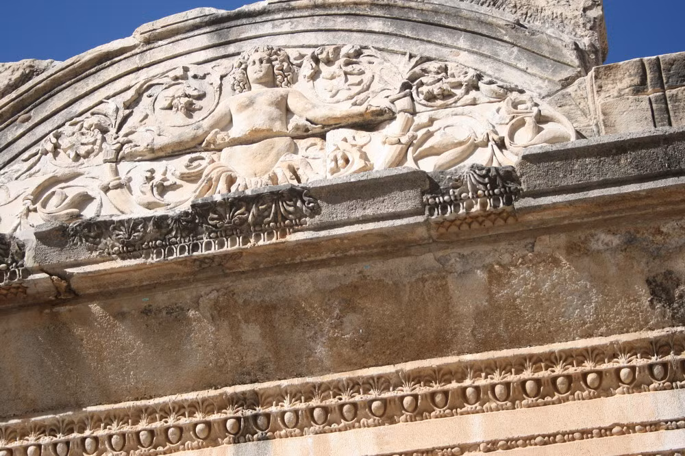 Thành phố này đã bị phá hủy một phần bởi trận động đất năm 614.