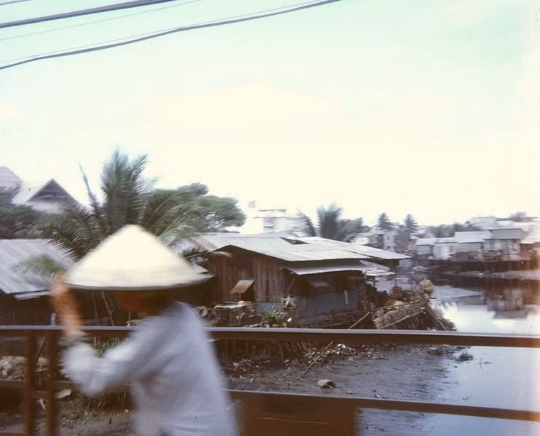 Trên cầu Công Lý ở Sài Gòn.