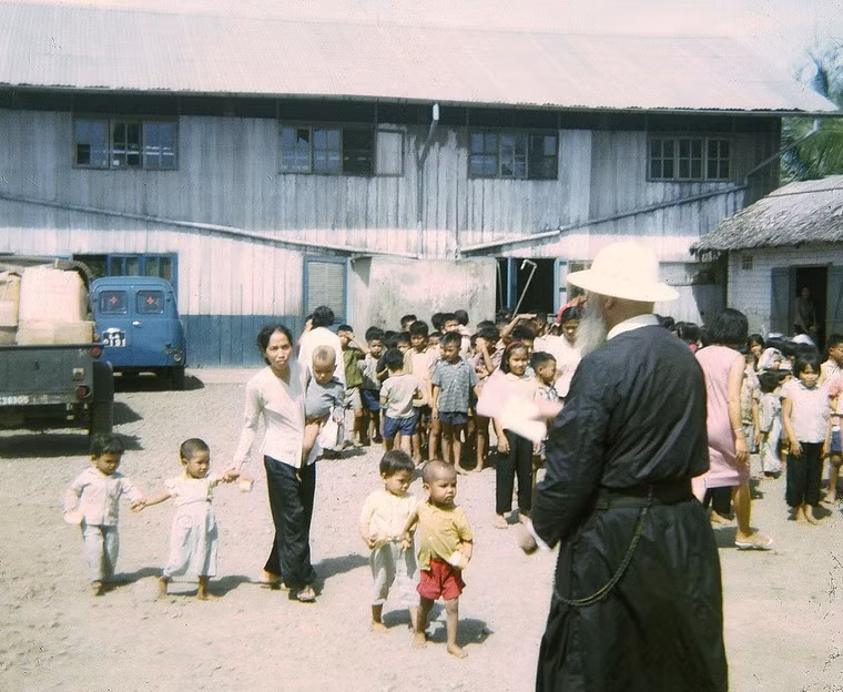 Cảnh náo nhiệt ở cô nhi viện.