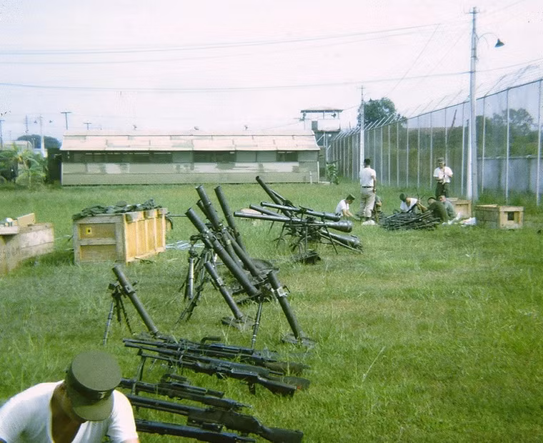 Lính Đại Hàn ở Bình Định trưng bày các vũ khí thu được từ quân Giải phóng.