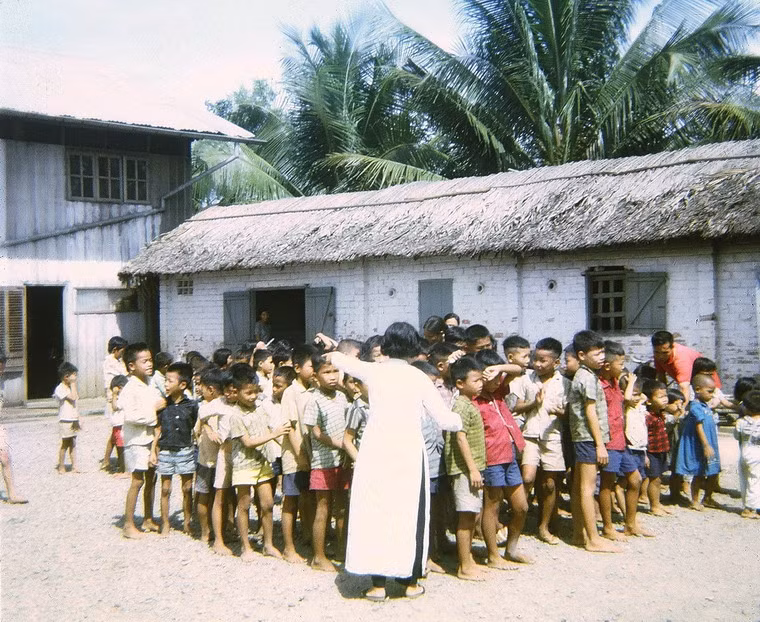 Những đứa trẻ chờ được nhận quà.