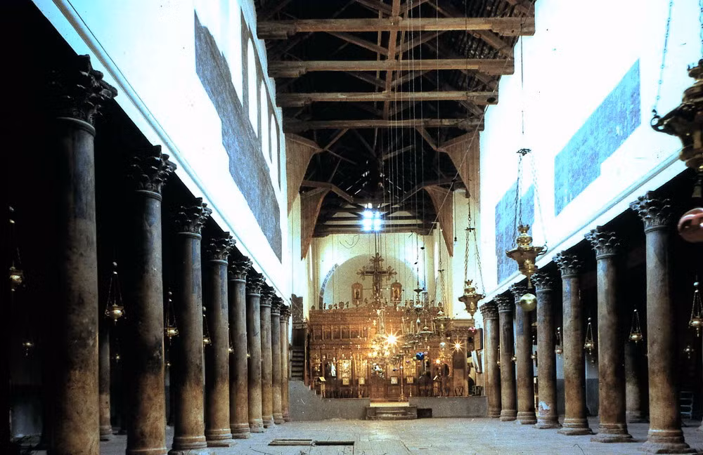 Các rui (mái nhà) bằng gỗ và chì để lợp mái nhà do vua Edward IV của Anh hiến tặng. Tuy nhiên, lượng chì này sau đó bị người Thổ Nhĩ Kỳ thuộc Đế quốc Ottoman lấy đi, nấu chảy ra làm đạn dược dùng trong cuộc chiến tranh chống thành bang Venezia.