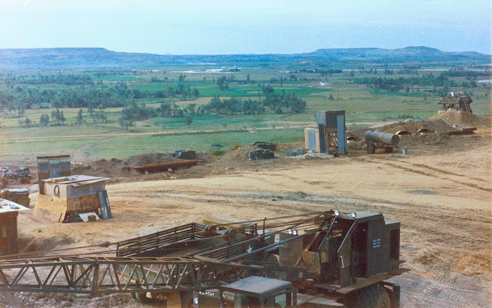 Khu công trường xây dựng của quân đội Mỹ gần Mỹ Lai, Quảng Ngãi năm 1971. Hình ảnh do một cựu binh Mỹ có nick Vnvetlester đăng tải trên trang Panoramio. 