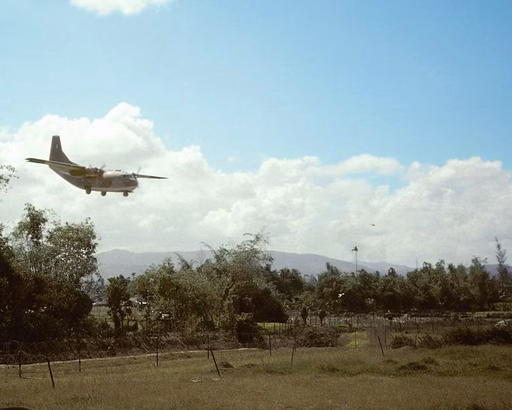 Máy bay C-123 của Mỹ hạ cánh xuống sân bay Đức Phổ.