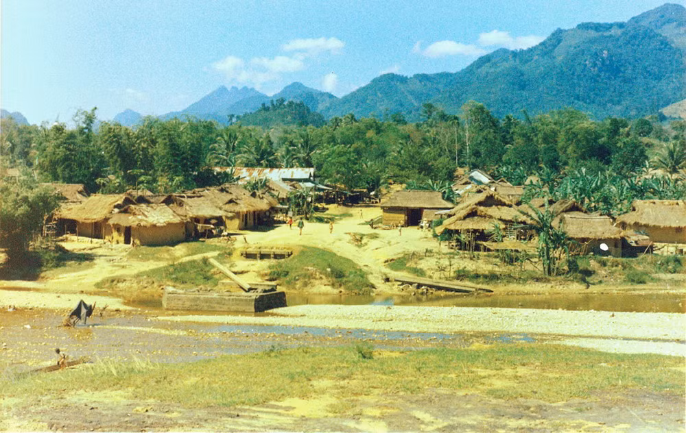 Sông Trà Bồng chảy qua ngôi làng, ngày nay nằm trên địa phận thị trấn Trà Xuân.