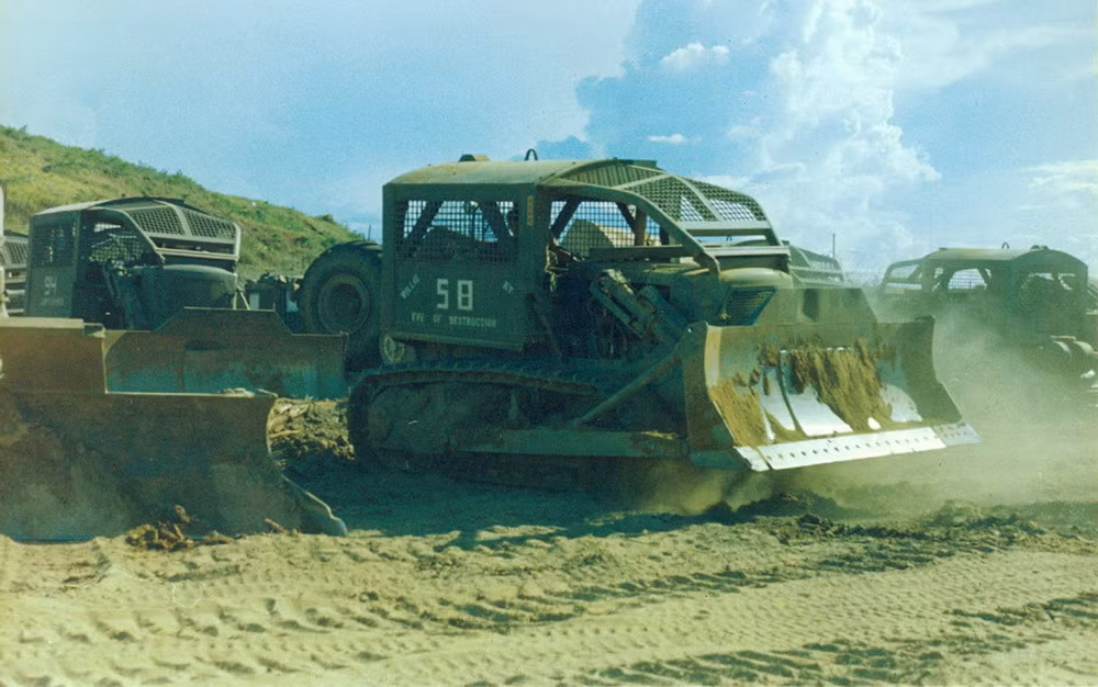 Các loại xe cơ giới của Mỹ san nền để làm đường.