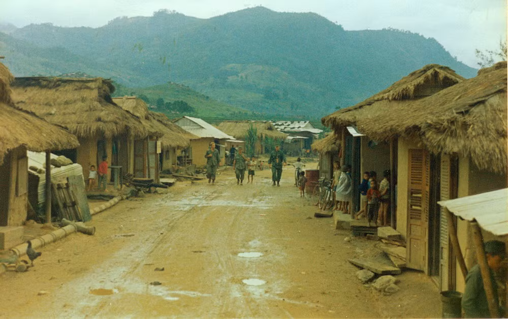 Lính Mỹ đi lại trong làng.