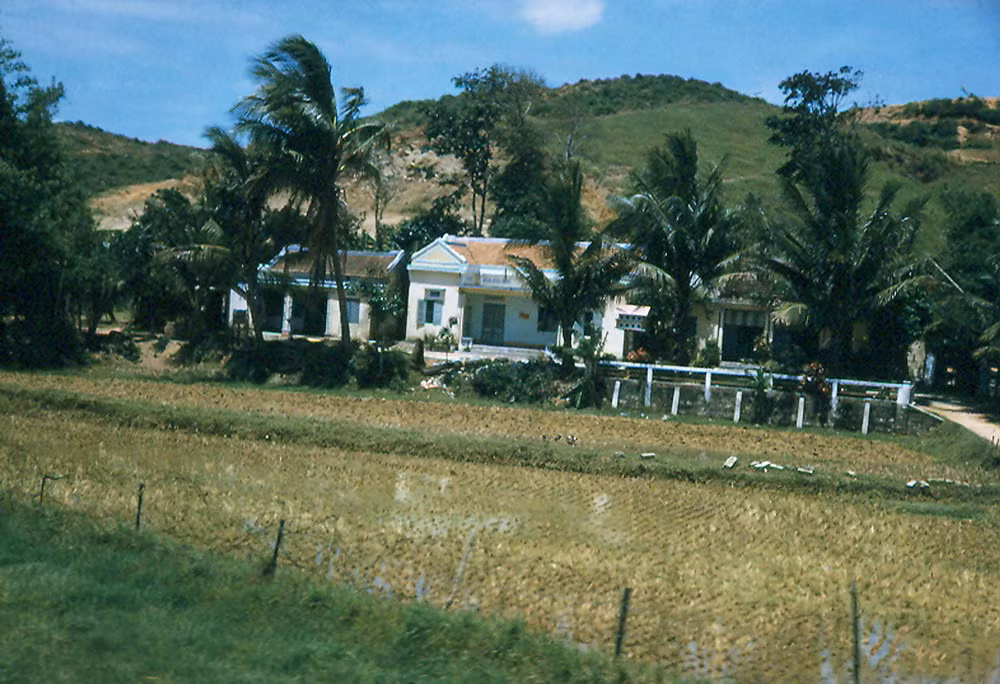 Ngôi nhà của một trưởng làng gần Chu Lai.