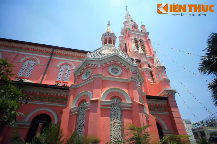 Nằm tại số 289 Hai Bà Trưng, phường 8, Quận 3 TP HCM, nhà thờ Tân Định có tên chính thức là Nhà thờ Thánh Tâm Chúa Giêsu Tân Định, được xây dựng từ năm 1870 - 1876. Về tổng thể, nhà thờ mang phong cách kiến trúc Gothic, nhưng các chi tiết trang trí lại mang ảnh hưởng phong cách Roman và Baroque. Nhà thờ Tân Định cùng với Nhà thờ Đức Bà là hai nhà thờ cổ có quy mô lớn và kiến trúc đẹp nhất tại Sài Gòn.