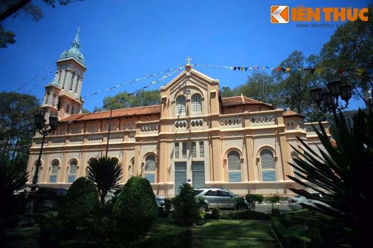 Nhà thờ Ngã Sáu (nhà thờ Thánh Jeanne d'Arc) nằm ở số 16A, đường Hùng Vương, quận 5 TP HCM, được xây dựng từ năm 1922 - 1928 theo phong cách kiến trúc Gothique. Dù không nổi tiếng bằng một số nhà thờ khác, nhà thờ Ngã Sáu vẫn là một điểm đến thú vị cho những người thích khám phá kiến trúc cổ của Sài Gòn.