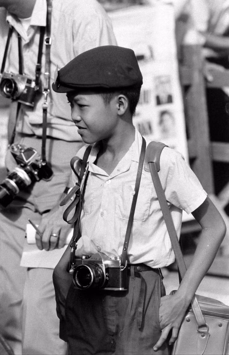 Cậu bé tác nghiệp từ năm 1967, khi mới 11 tuổi, với tư cách một nhiếp ảnh viên của Lỗ Vinh Ảnh Xã - hãng thông tấn quy mô nhỏ do cha cậu đứng đầu.