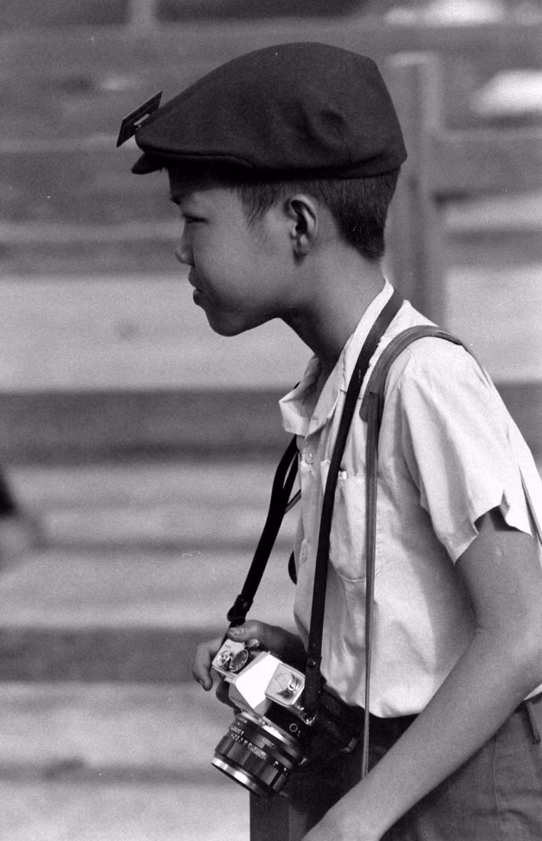 Dù chỉ là một đứa trẻ nhưng Lỗ Mạnh Hùng được cha mình - một phóng viên chiến trường kỳ cựu - đào tạo bài bản, được trang bị đẩy đủ như một phóng viên ảnh chuyên nghiệp.