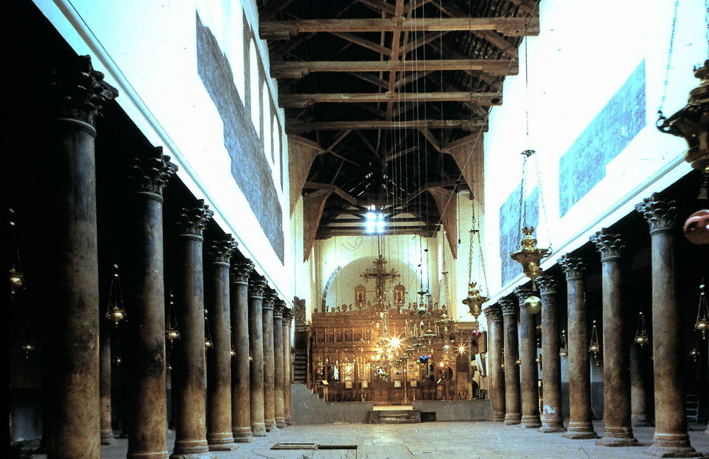 Các rui (mái nhà) bằng gỗ và chì để lợp mái nhà do vua Edward IV của Anh hiến tặng. Tuy nhiên, lượng chì này sau đó bị người Thổ Nhĩ Kỳ thuộc Đế quốc Ottoman lấy đi, nấu chảy ra làm đạn dược dùng trong cuộc chiến tranh chống thành bang Venezia.