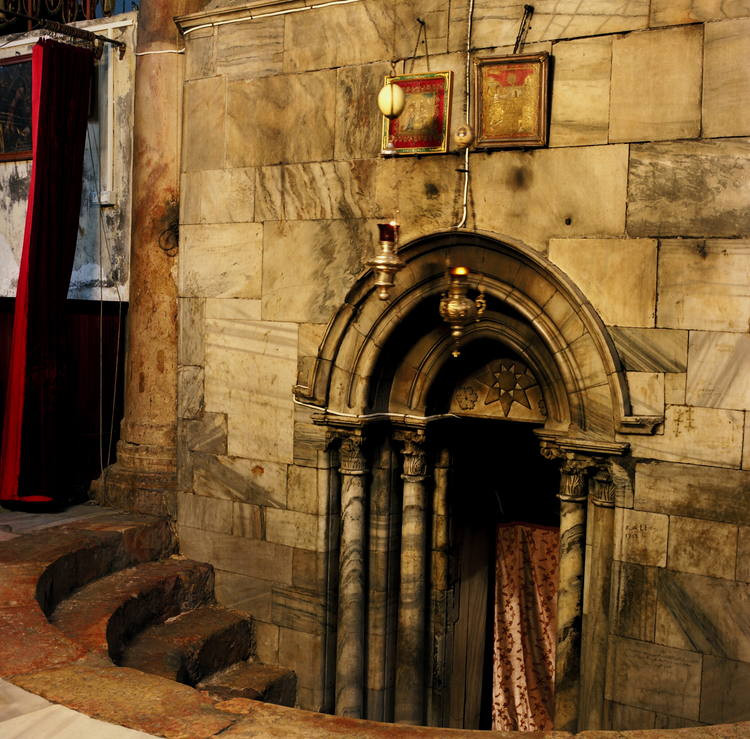 Cầu thang ở cả 2 bên gian cung thánh dẫn xuống Hang Giáng Sinh bằng những bậc thang xoắn trôn ốc.