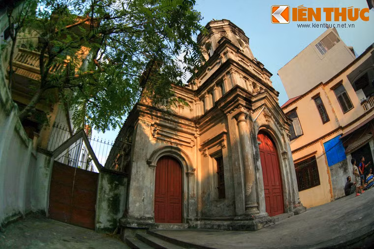 Nhà thờ có quy mô nhỏ, nằm trong một khuôn viên khá chật hẹp giữa một khu dân cư đông đúc.