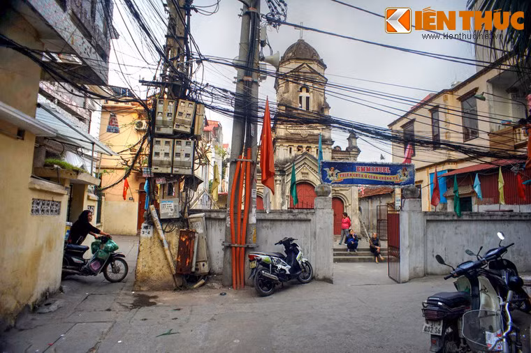 Nằm sâu trong con ngõ 460 Thụy Khuê, nhà thờ giáo xứ An Thái là một nhà thờ cổ với nhiều nét độc đáo của Hà Nội.