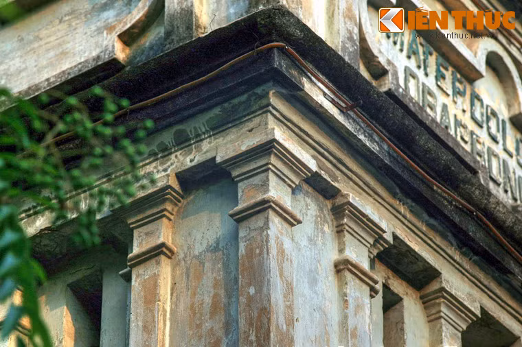 Dù nhỏ nhưng tổng thể nhà thờ vẫn toát lên nét cổ kính và uy nghiêm.