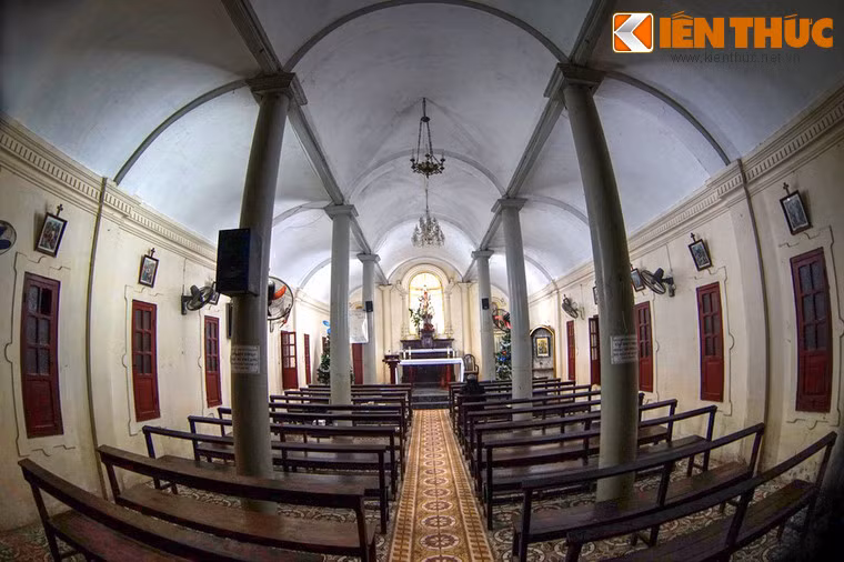 Thánh đường nhà thờ có sức chứa khoảng 100 người.