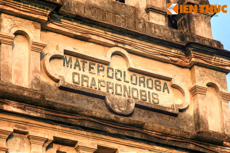 Mặt trước nhà thờ có dòng chữ tiếng Latinh “Mater Dolorosa ora pro nobis”, có nghĩa là Đức mẹ Thống khổ, hãy nguyện cầu cho chúng con”.