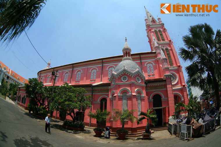 Điều đặc biệt nhất của nhà thờ Tân Định là toàn bộ công trình được sơn màu hồng, tạo nên vẻ diễm lệ rất cuốn hút. Vào tháng 6/2020, nhà thờ cổ màu hồng này đã khiến dư luận chú ý khi được tạp chí du lịch CNTraveler xếp vào danh sách 10 điểm đến màu hồng đẹp nhất thế giới.