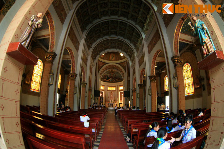 Tương tự nhà thờ Huyện Sỹ, nhà thờ Hạnh Thông Tây cũng là nơi an nghỉ của người tài trợ xây dựng - ông bà Lê Phát An. Ngôi mộ của ông Lê Phát An và phu nhân nằm ở hai bên cung thánh của nhà thờ, được chế tác bằng đá cẩm thạch rất cầu kỳ.