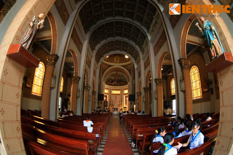 Tương tự nhà thờ Huyện Sỹ, nhà thờ Hạnh Thông Tây cũng là nơi an nghỉ của người tài trợ xây dựng - ông bà Lê Phát An. Ngôi mộ của ông Lê Phát An và phu nhân nằm ở hai bên cung thánh của nhà thờ, được chế tác bằng đá cẩm thạch rất cầu kỳ.