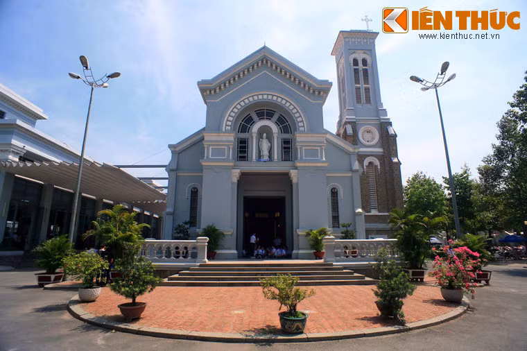 Tọa lạc tại số 53/7 Quang Trung, quận Gò Vấp, TP HCM, nhà thờ Hạnh Thông Tây (tên hiệu: Nhà thờ Thánh Giuse) là một nhà thờ cổ nổi tiếng với kiến trúc độc đáo của Sài Gòn xưa.