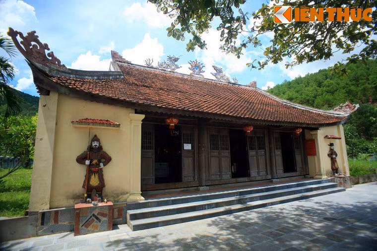 Khu lăng mộ nguyên thủy được xây theo kiểu “thượng miếu hạ mộ” (miếu ở trên, mộ ở dưới).