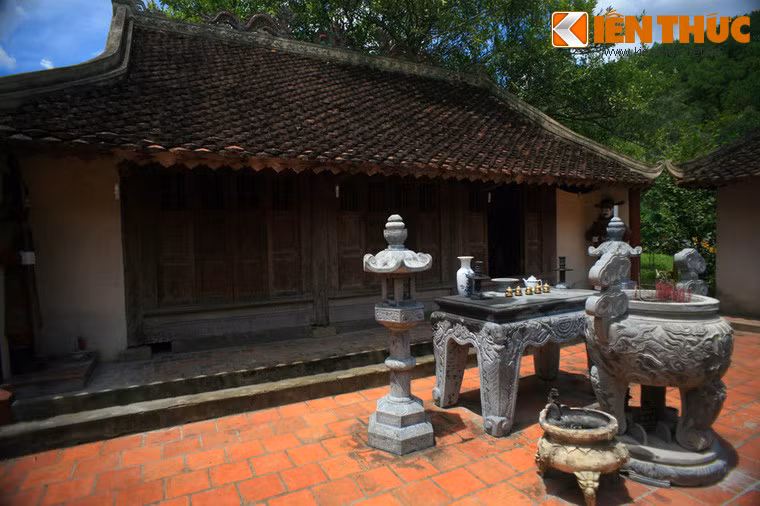 Trong các cuộc khai quật tại khuôn viên khu mộ năm 2015, các nhà khảo cổ đã phát hiện nhiều di vật của thời đại Mai Hắc Đế như tượng chim uyên ương, tượng đầu rồng, tay rồng, lá đề, đầu đao, tháp nhỏ... được làm từ đất nung.