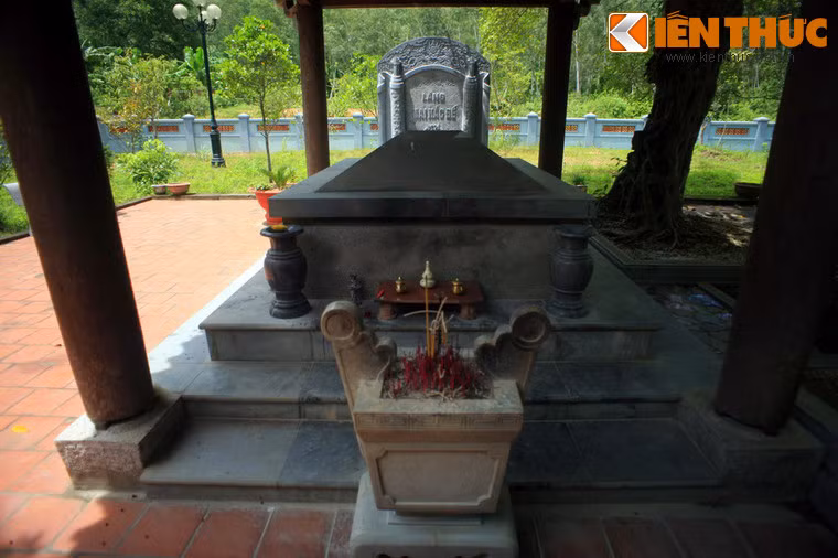 Cận cảnh mộ phần vua Mai.