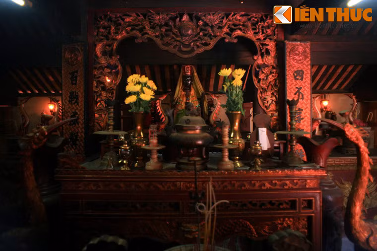 Bên cạnh việc thờ Mai Hắc Đế, khu lăng mộ còn là nơi thờ tự con trai ông là Mai Thiếu Đế cùng các tướng lĩnh của cuộc khởi nghĩa chống lại ách thống trị của nhà Đường.