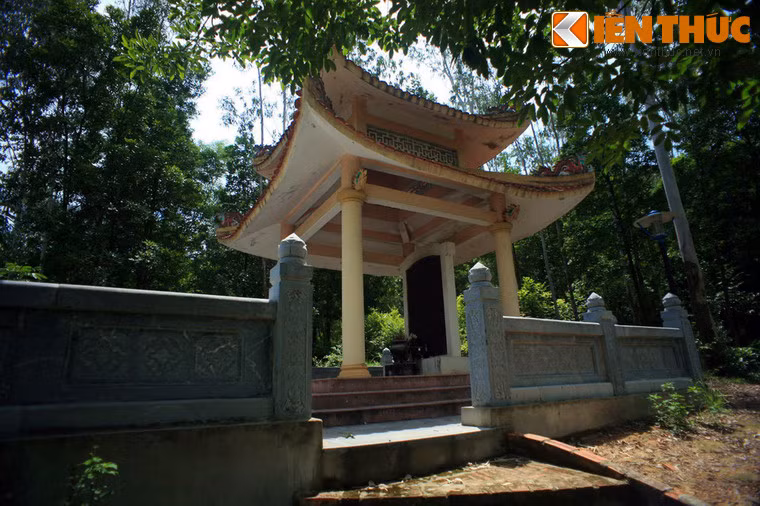 Cách khu lăng mộ vua Mai Hắc Đế không xa, trên núi Đụn còn có mộ Mai Thiếu Đế. Ông có tên thật là Mai Thúc Huy, con út của Mai Hắc Đế. Sau khi vua cha mất, kinh đô Vạn An thất thủ, tướng sĩ đã tôn ông lên làm vua kế vị tại căn cứ Hùng Sơn ở núi Đụn.