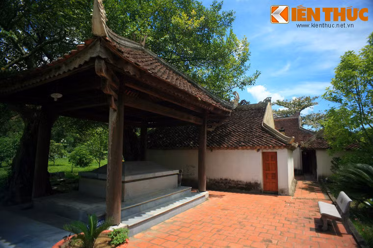 Mộ phần vua Mai Hắc Đế nằm phía sau khuôn viên khu lăng mộ.