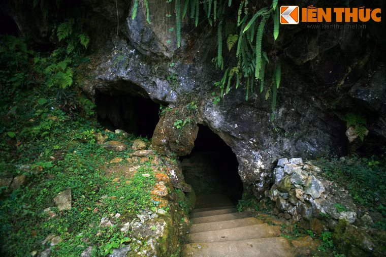 Theo số liệu khảo sát của đội khảo sát Hoàng gia Anh năm 1995, động Ngườm Ngao có chiều dài 2.144m, gồm 3 cửa chính: cửa Ngườm Lồm quanh nằm ẩn mình dưới những khối đá dưới chân núi; cửa Ngườm Ngao cách chân núi vài trăm bậc thang và cửa Bản Thuôn phía sau núi, kề cận bản Thuôn của người Tày.